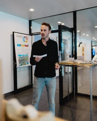 Jan Brantschen hat es sich zur Mission gemacht | deren Chancen und Gefahren Unternehmen näher zu bringen. | die Welt der sozialen Medien